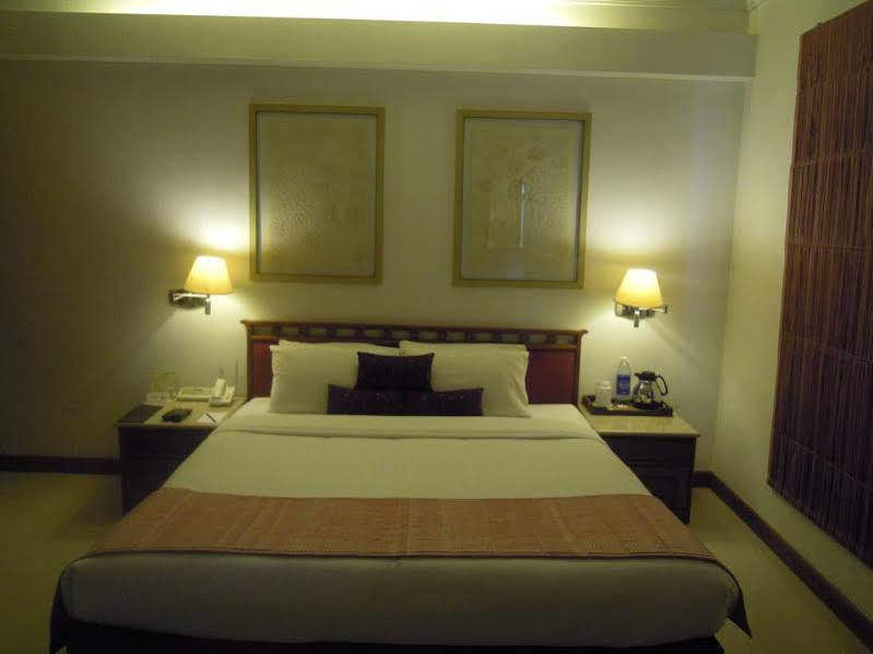 The Avenue Center Hotel Kochi Exterior foto